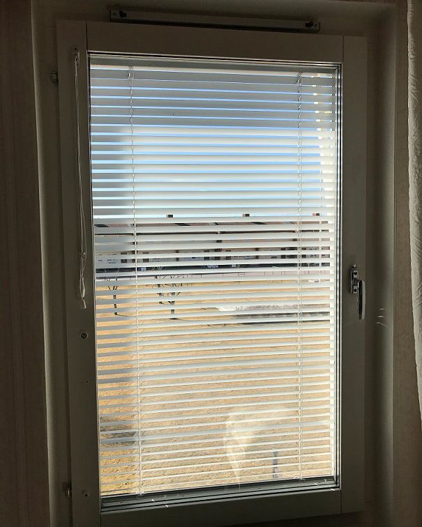 Persienn i eytt fönster som är vinklad utåt